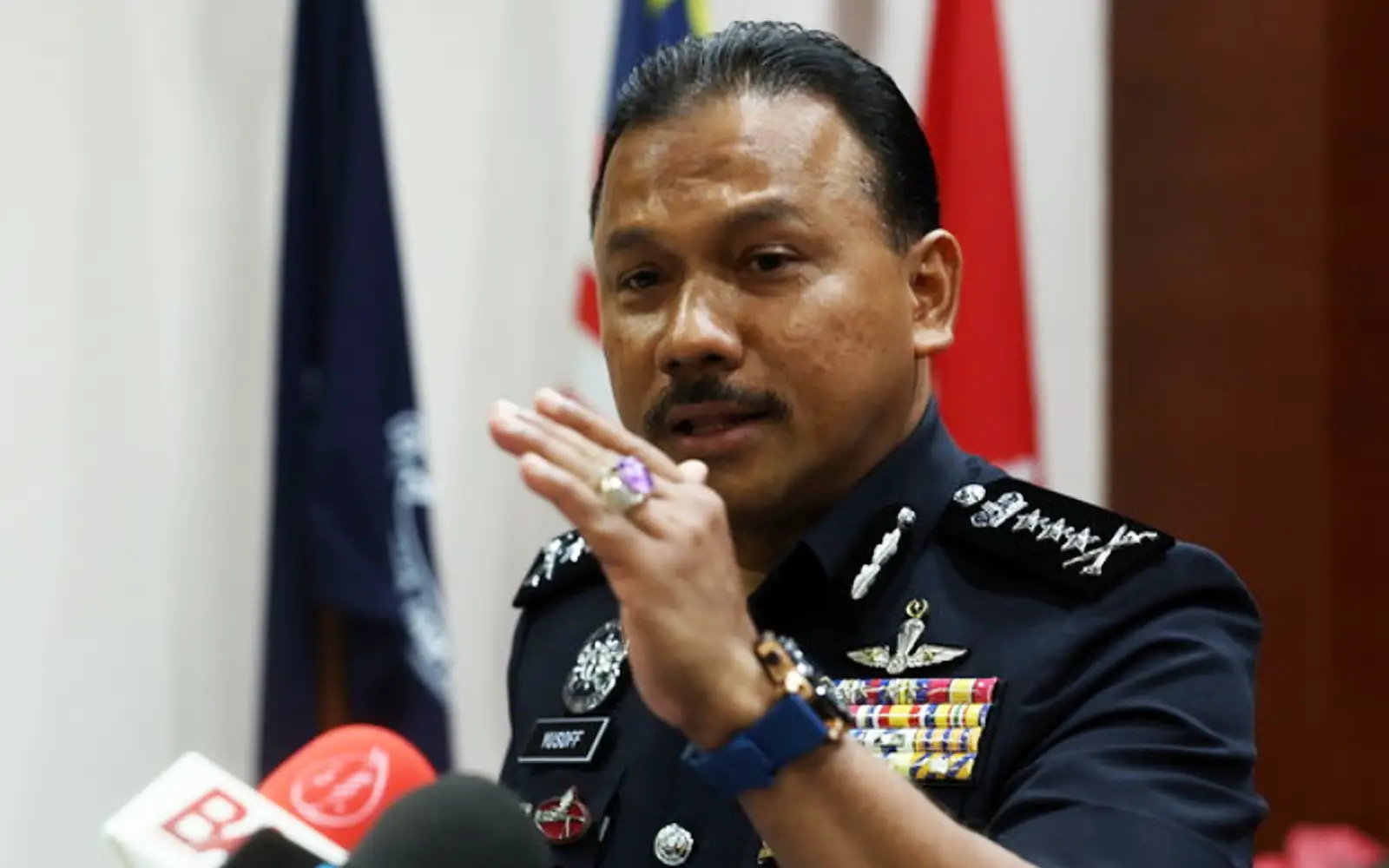 Cover Image for Narcotics officer probed for allegedly molesting detainee’s wife