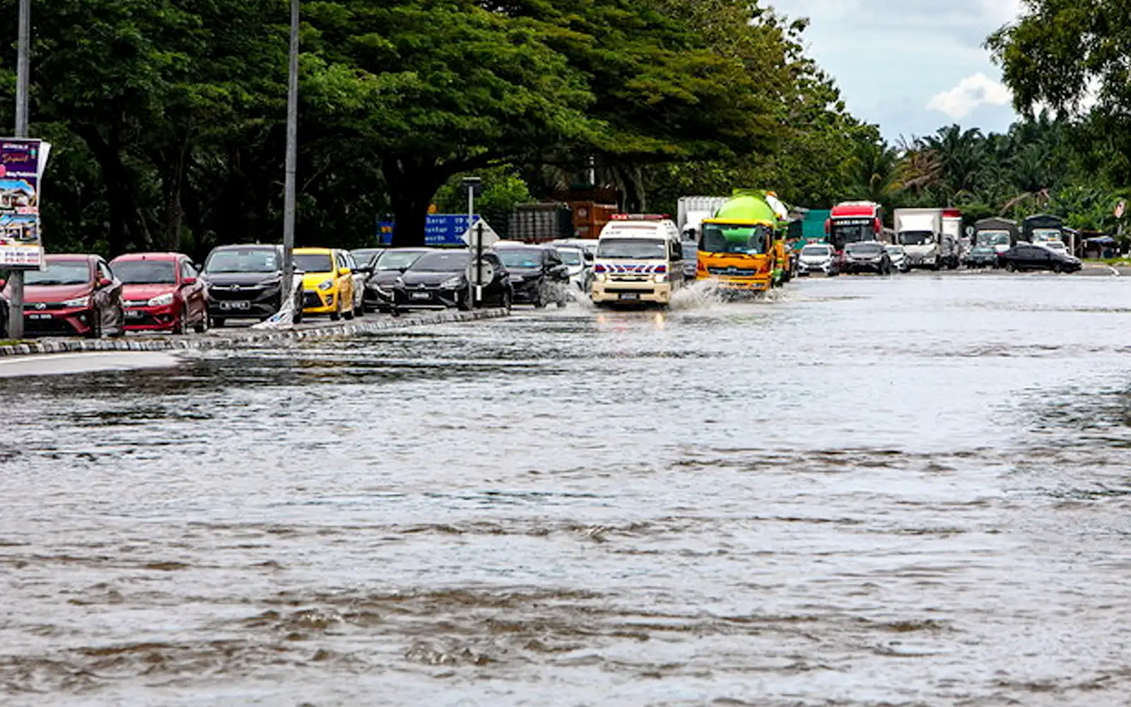 Cover Image for More than 4,000 flee floods in three states