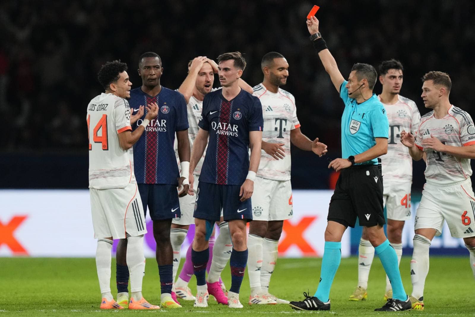 Cover Image for Diaz shines and sees red as Bayern beat PSG in Champions League