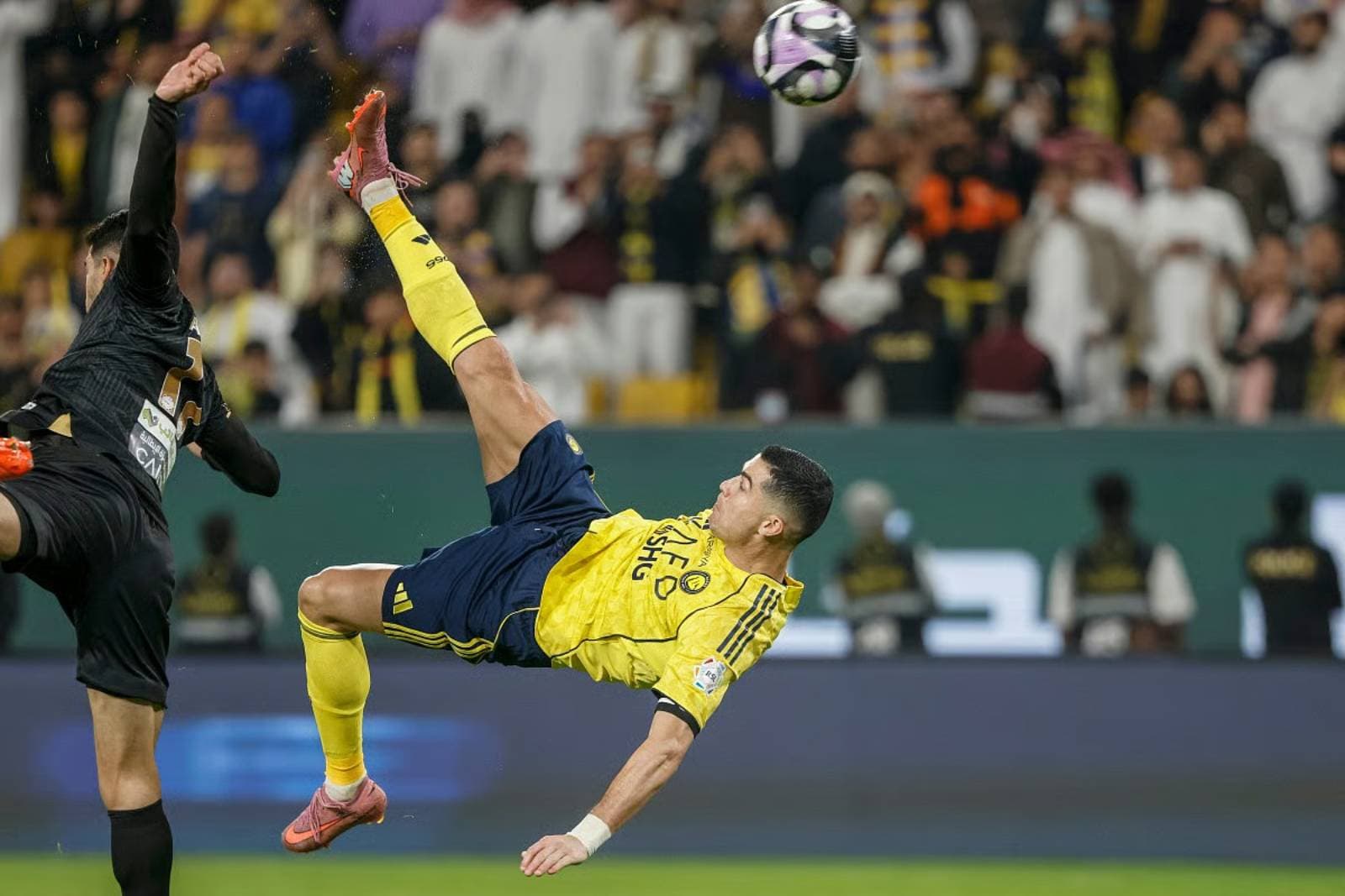 Cover Image for Ronaldo defies age with spectacular bicycle kick goal