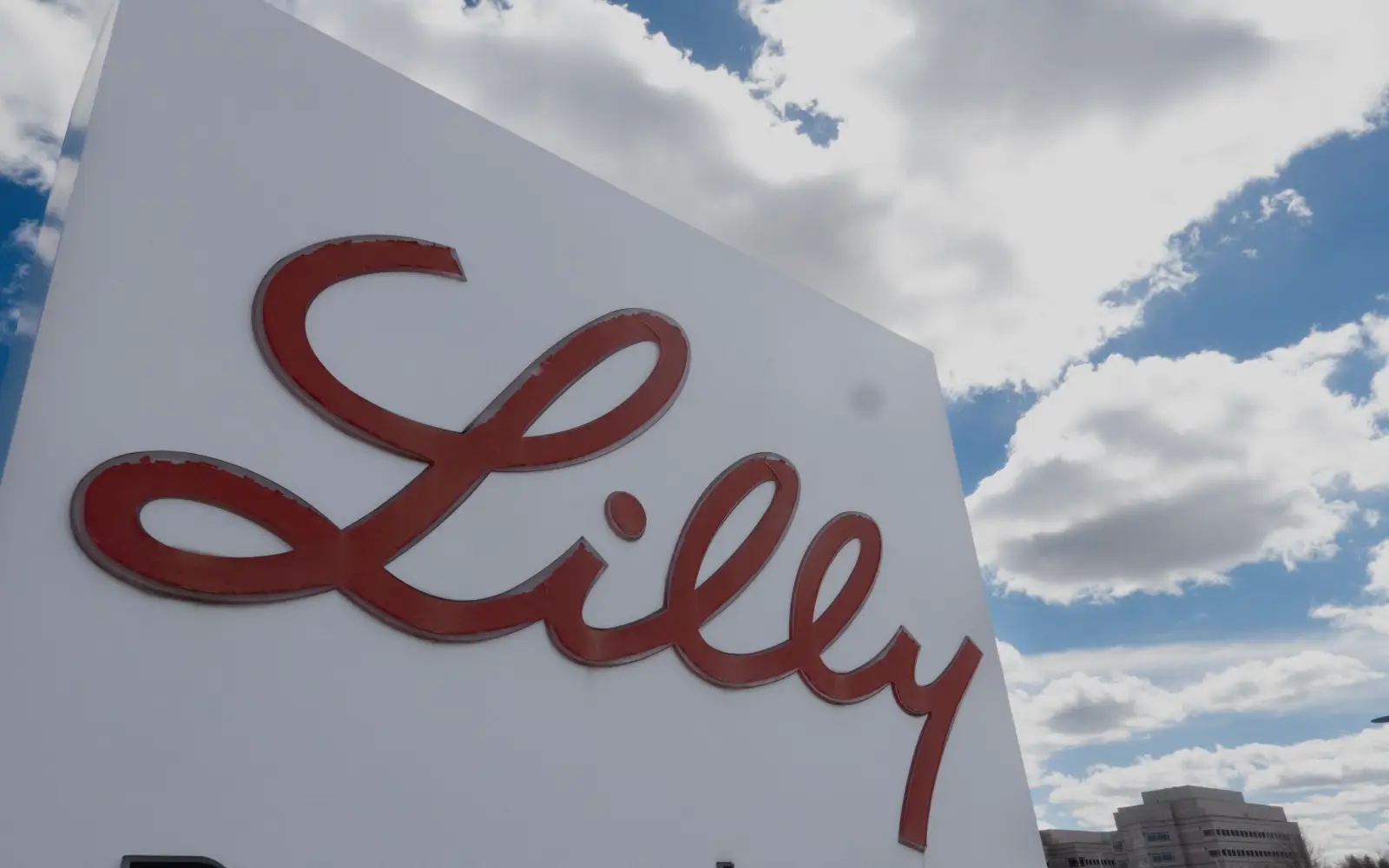 Cover Image for Lilly joins trillion-dollar club on weight-loss demand boom