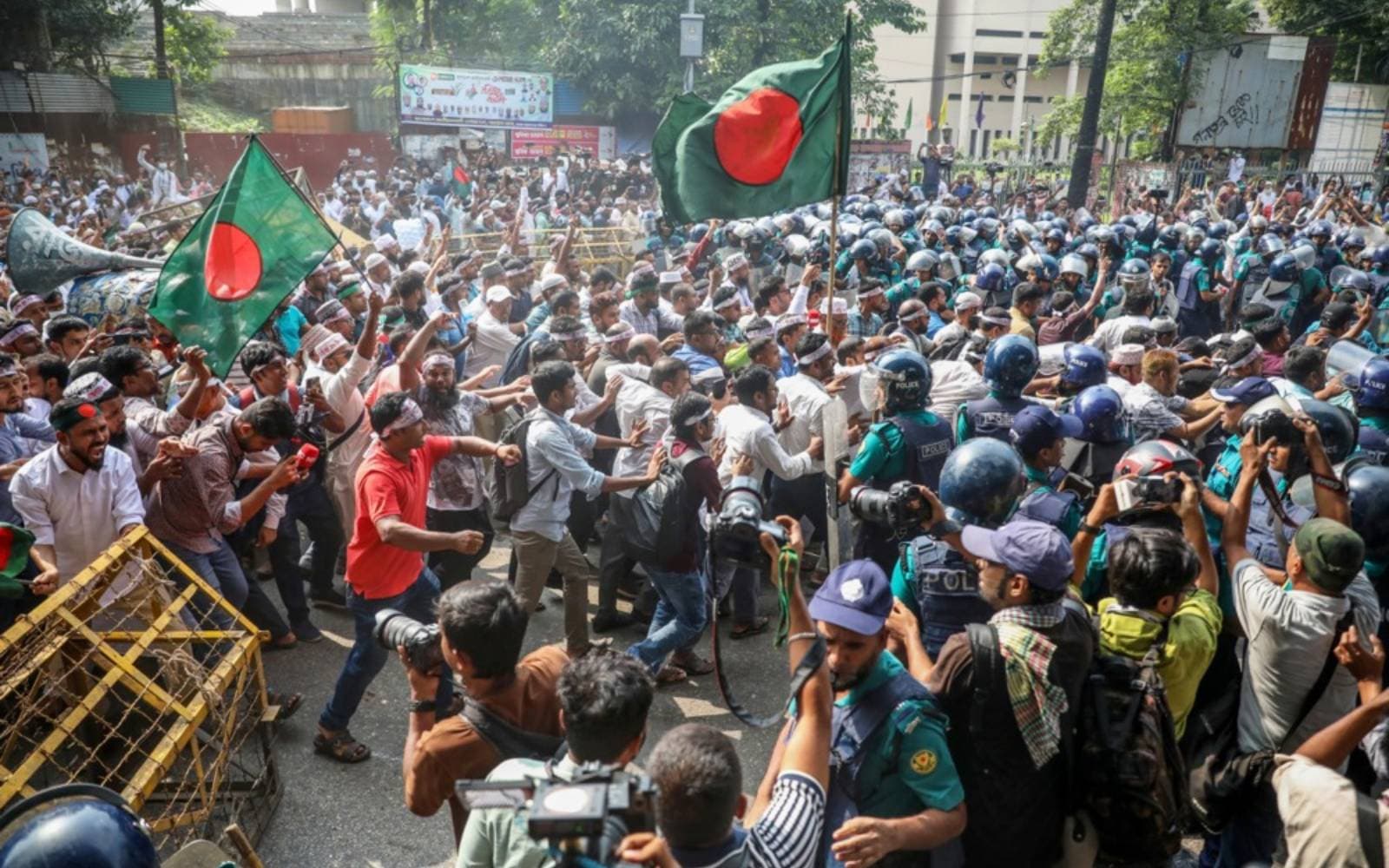 Cover Image for Bangladesh police hope new uniform repairs broken image