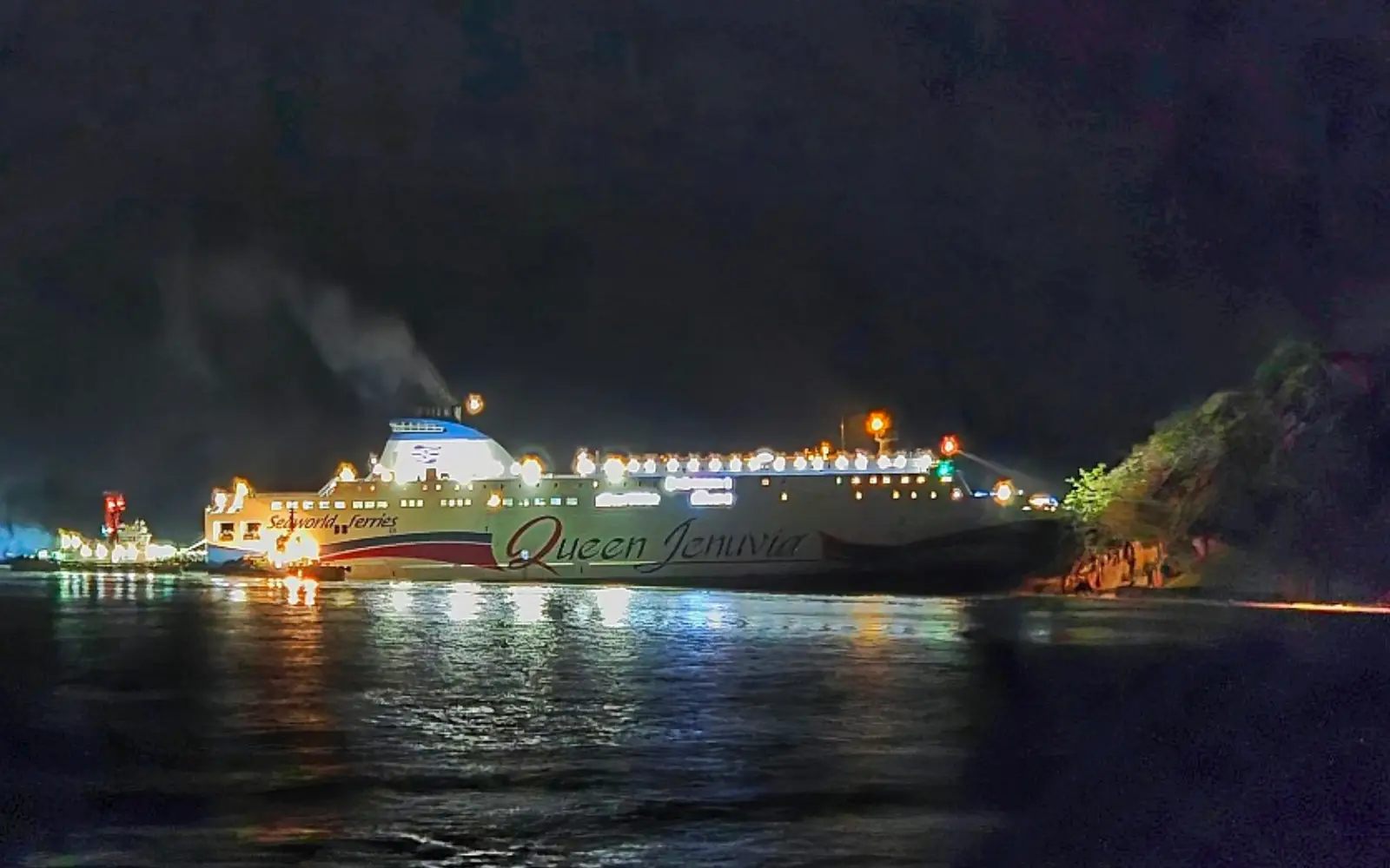 Cover Image for South Korea arrests crew members for negligence after ferry runs aground