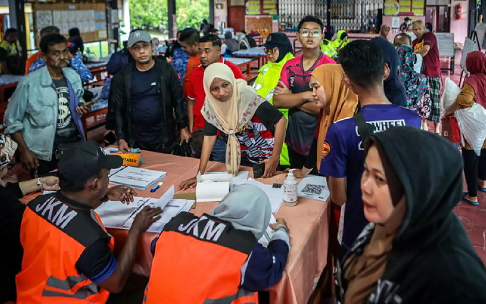 Cover Image for Nearly 9,000 evacuated as floods spread to 5 states