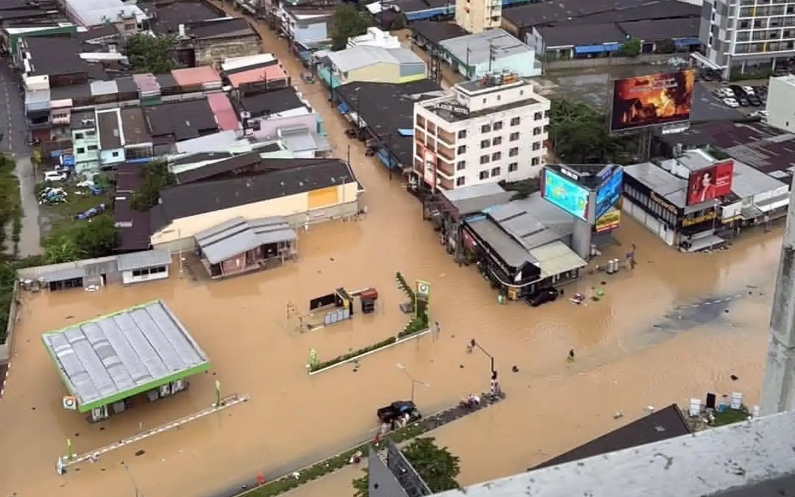 Cover Image for Rescue efforts halted after floods block Hatyai-Malaysia routes