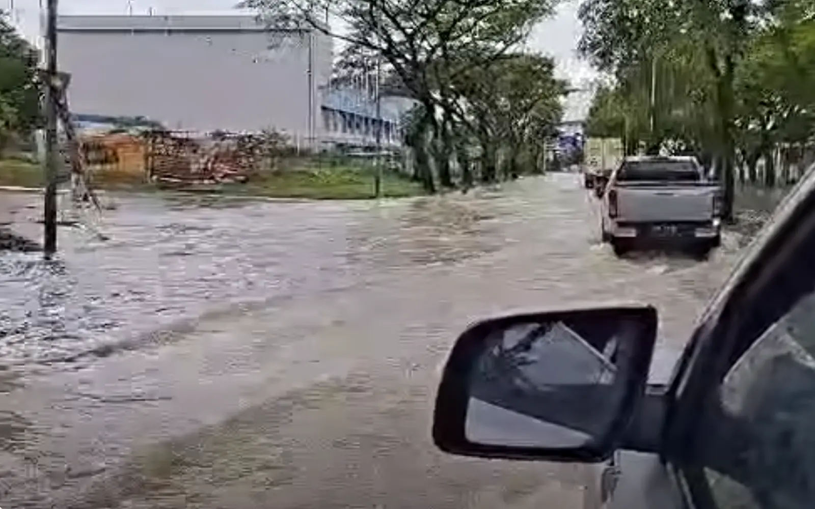 Cover Image for Morning downpour causes floods in Shah Alam