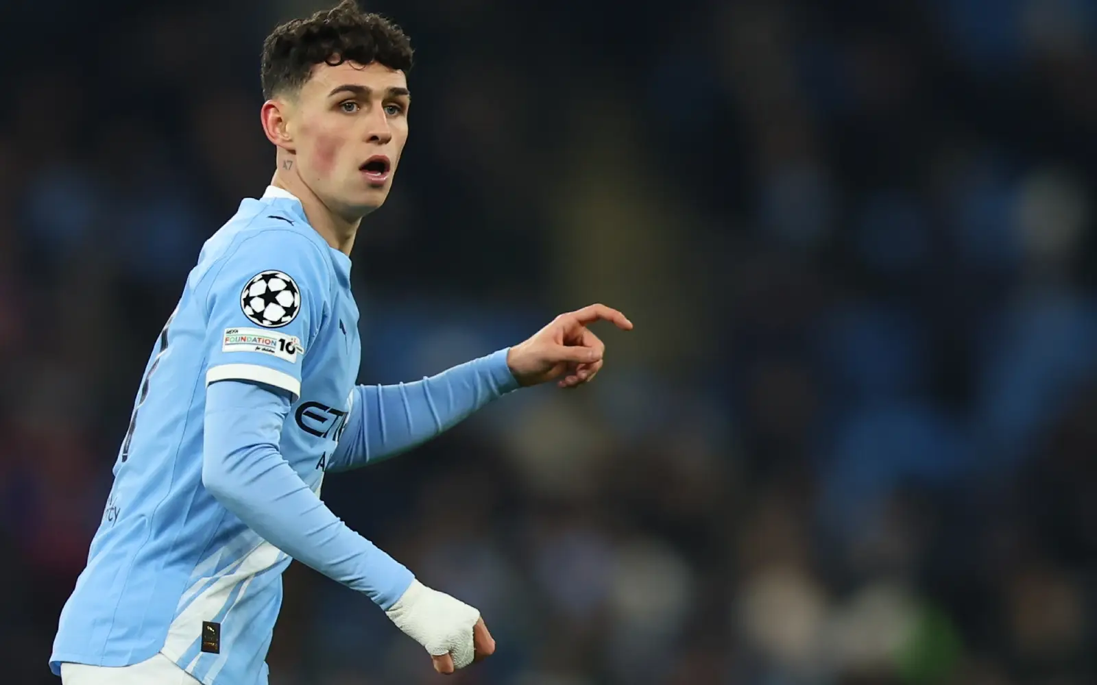 Cover Image for Man City cut gap to 2 points as Arsenal rocked by Aston Villa