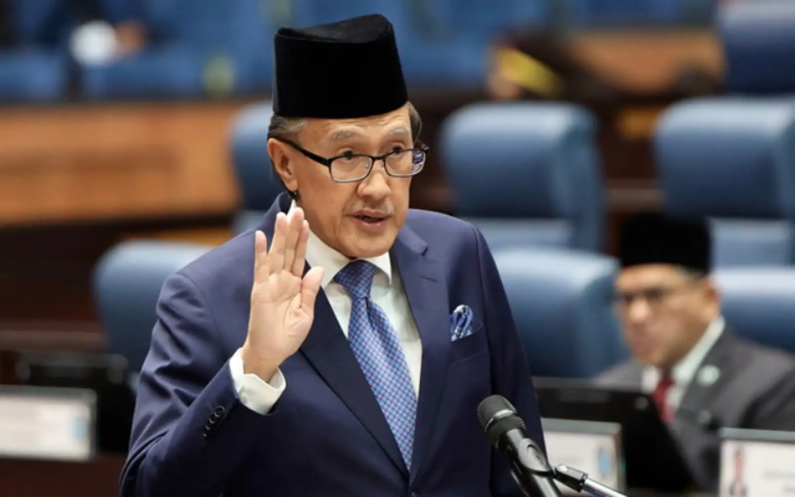 Cover Image for Penjawat awam Sabah terima sebulan gaji, pesara RM1,000