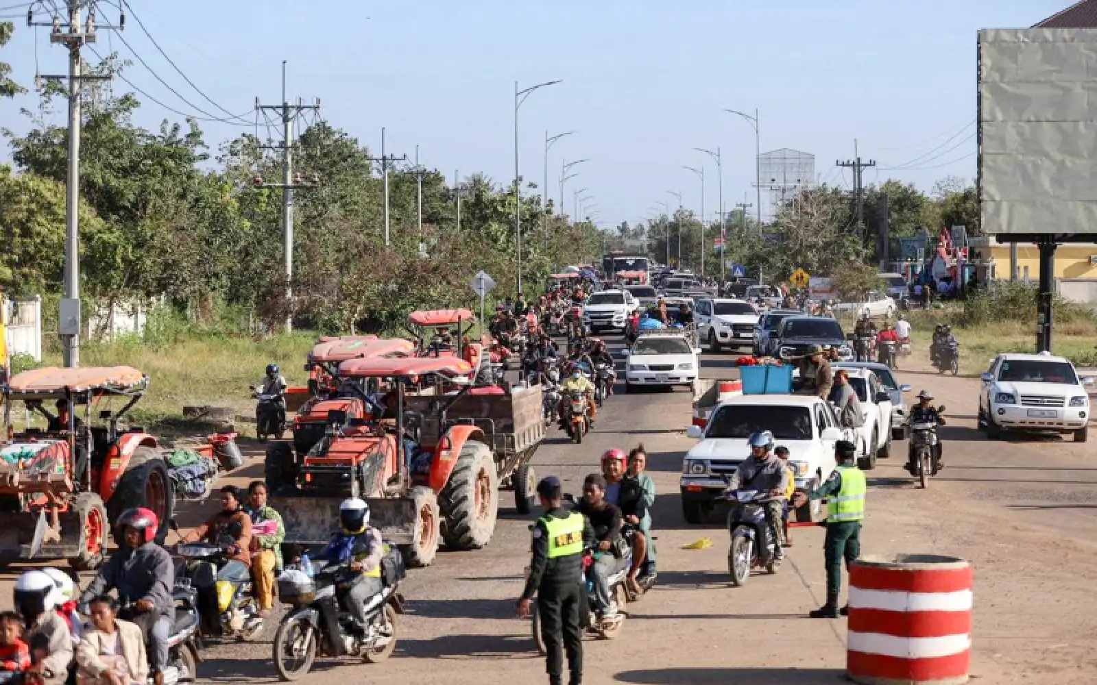 Cover Image for Thailand works to repatriate thousands stranded at Cambodian border crossing