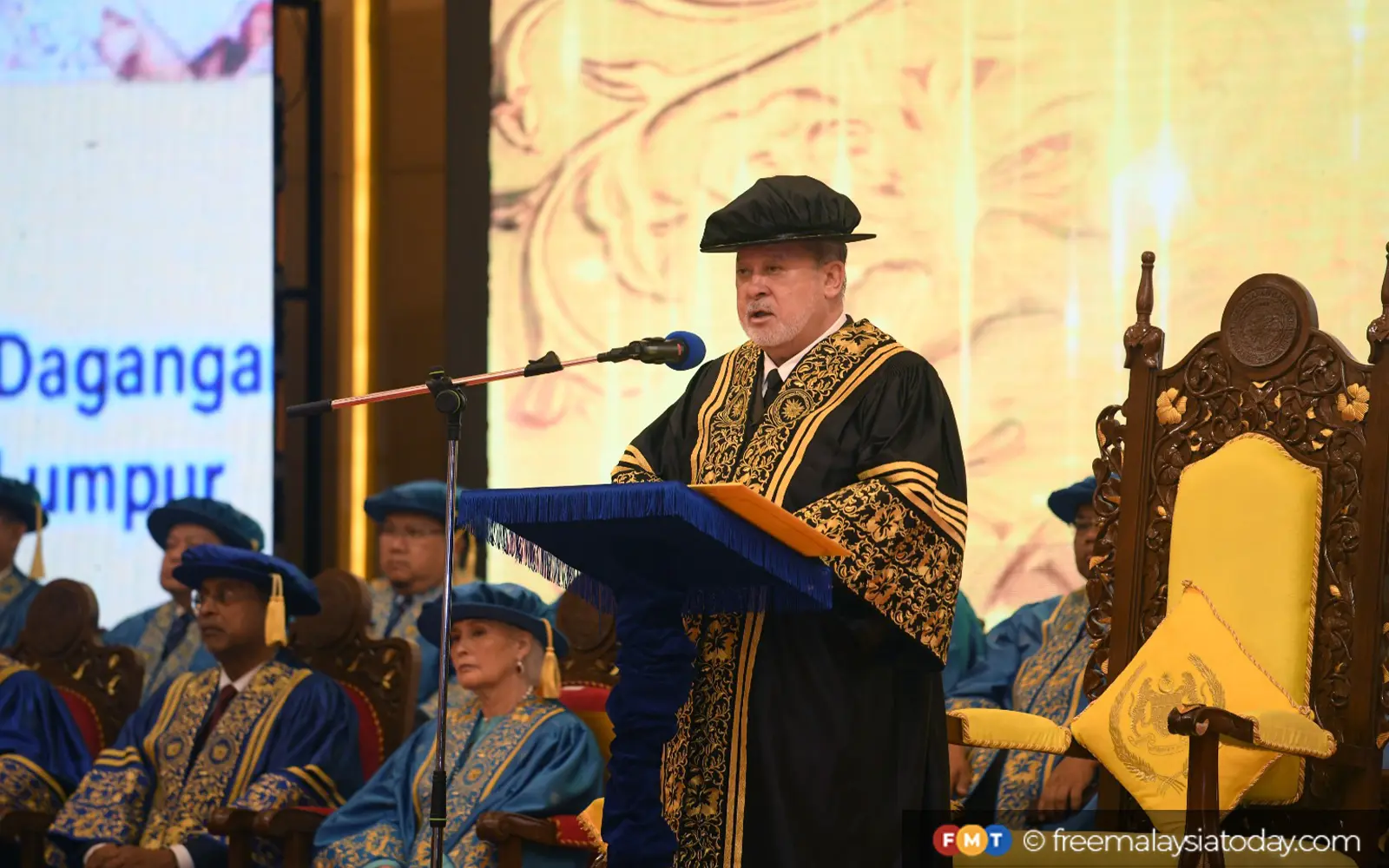 Cover Image for King calls on graduates to be builders of civilisation