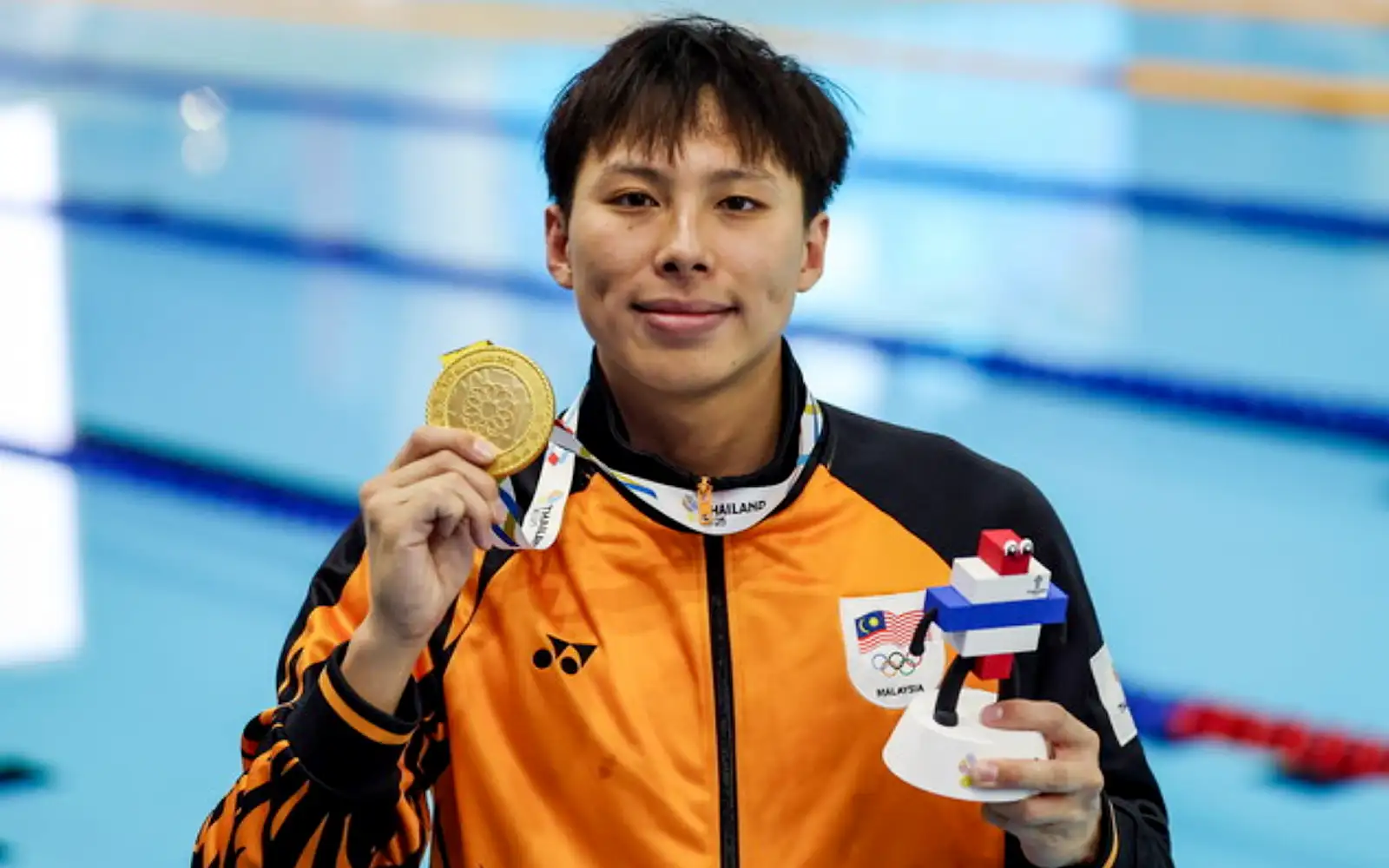 Cover Image for Swimmer Hoe Yean makes waves with second gold