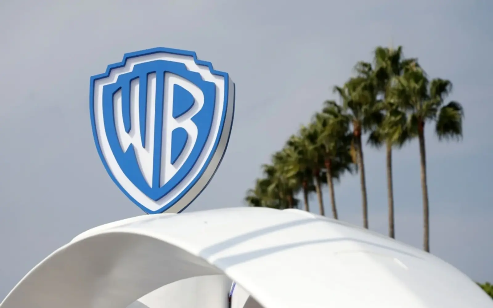 Cover Image for Netflix makes cash offer to buy Warner Bros Discovery