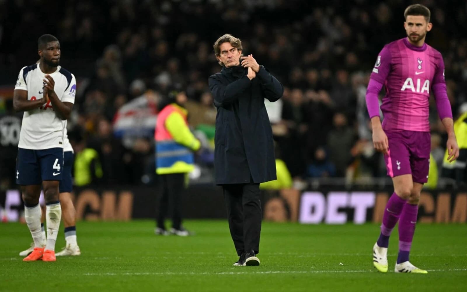 Cover Image for Frank pleads for Tottenham unity after Vicario jeers