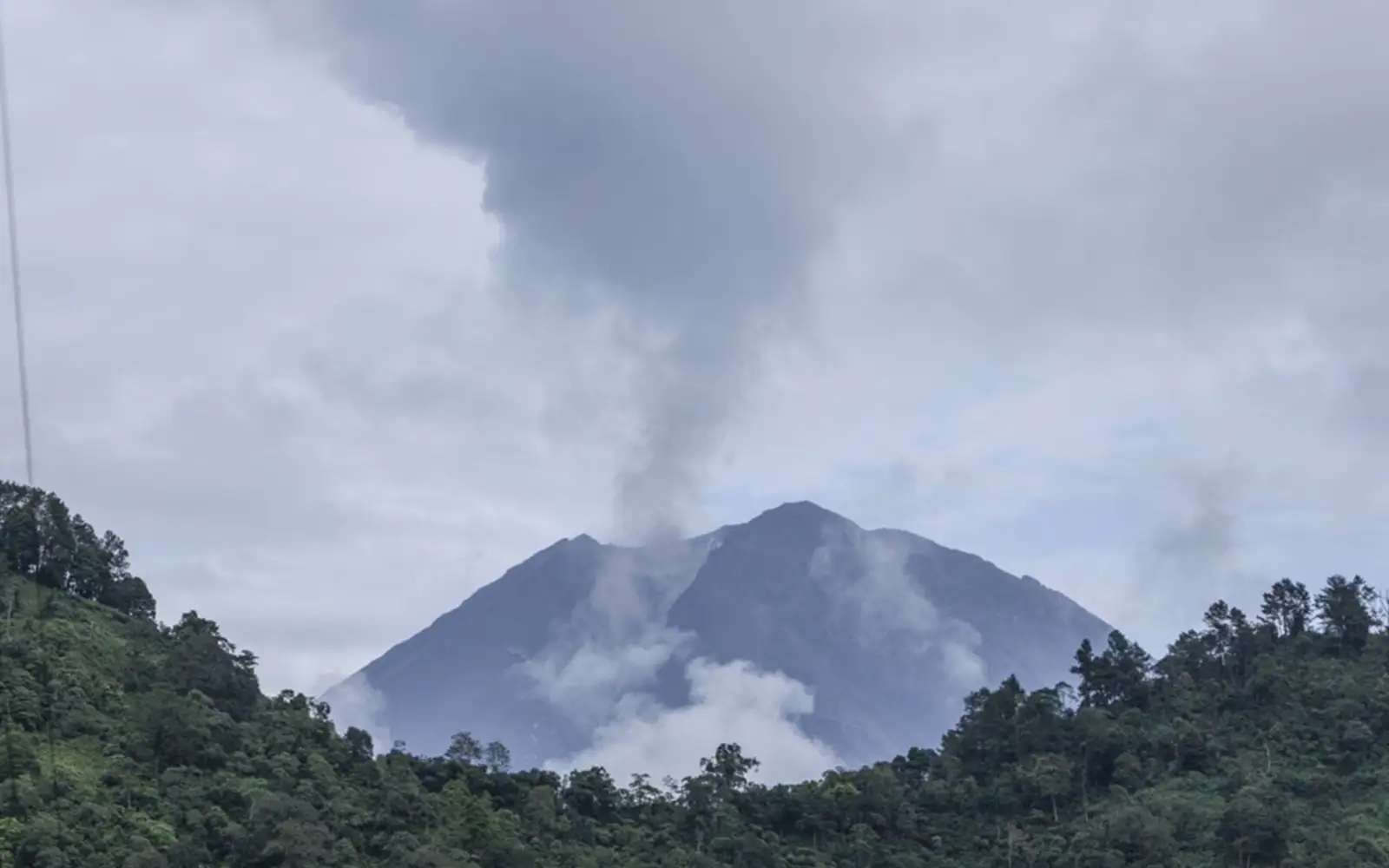 Cover Image for Volcano in east Java erupts six times