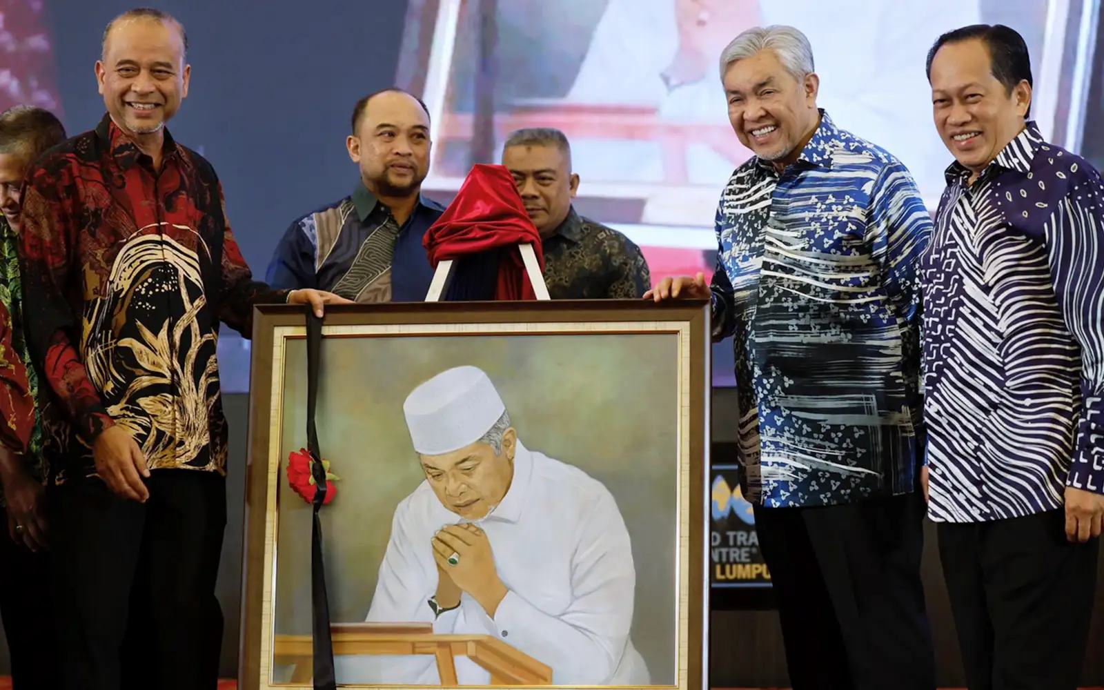 Cover Image for Saring kontraktor elak saingan tak sihat, kata Zahid