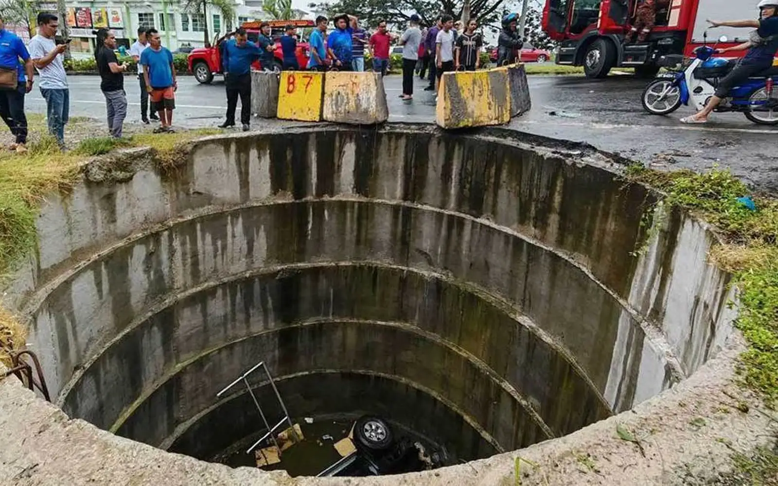 Cover Image for Man dies after pickup truck plunges into jacking pit in Lahad Datu