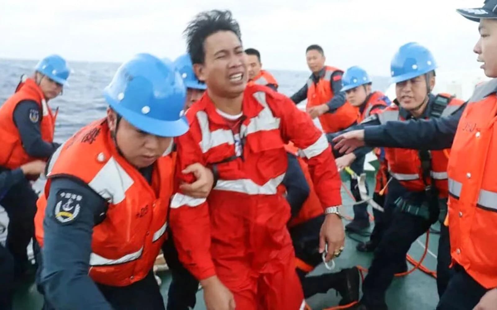 Cover Image for Chinese coast guard rescues Philippine sailors in disputed waters