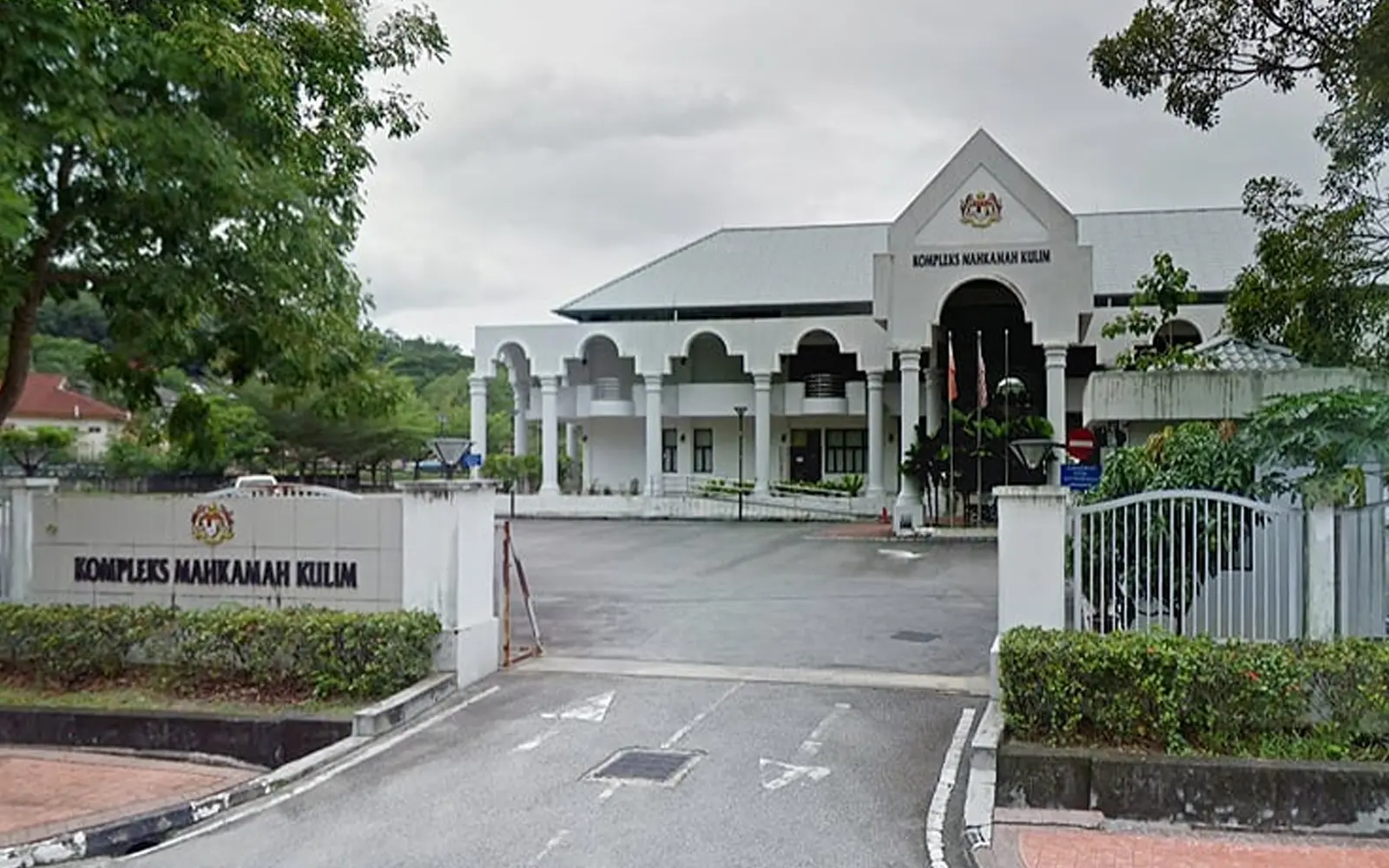 Cover Image for Motorist denies reckless driving charge after man, 2 kids killed