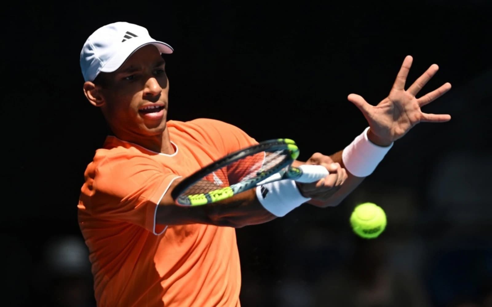 Cover Image for Auger-Aliassime, Medvedev march on in Dubai