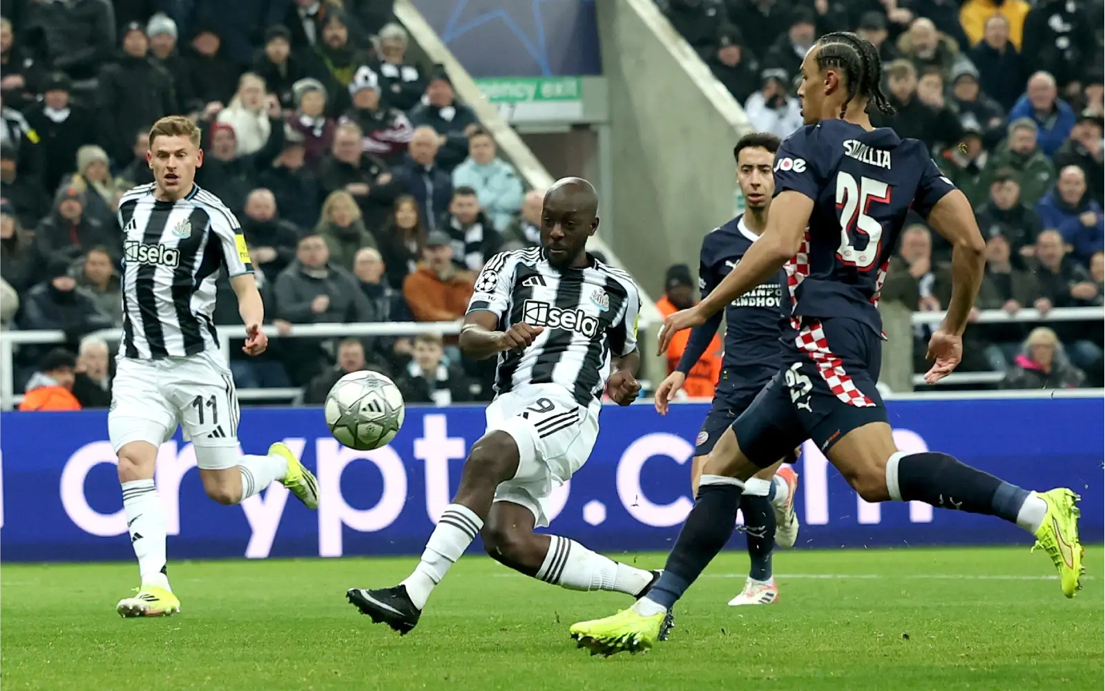 Cover Image for Newcastle pounce on PSV errors to close in on Champions League last 16