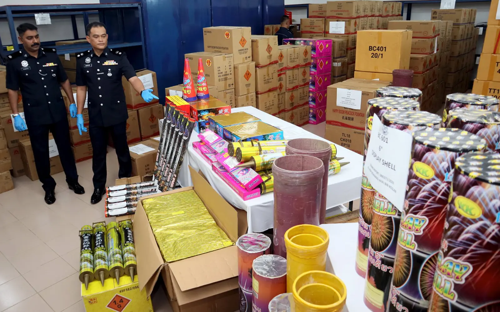 Cover Image for Cops nab man, seize high-end fireworks worth RM400,000