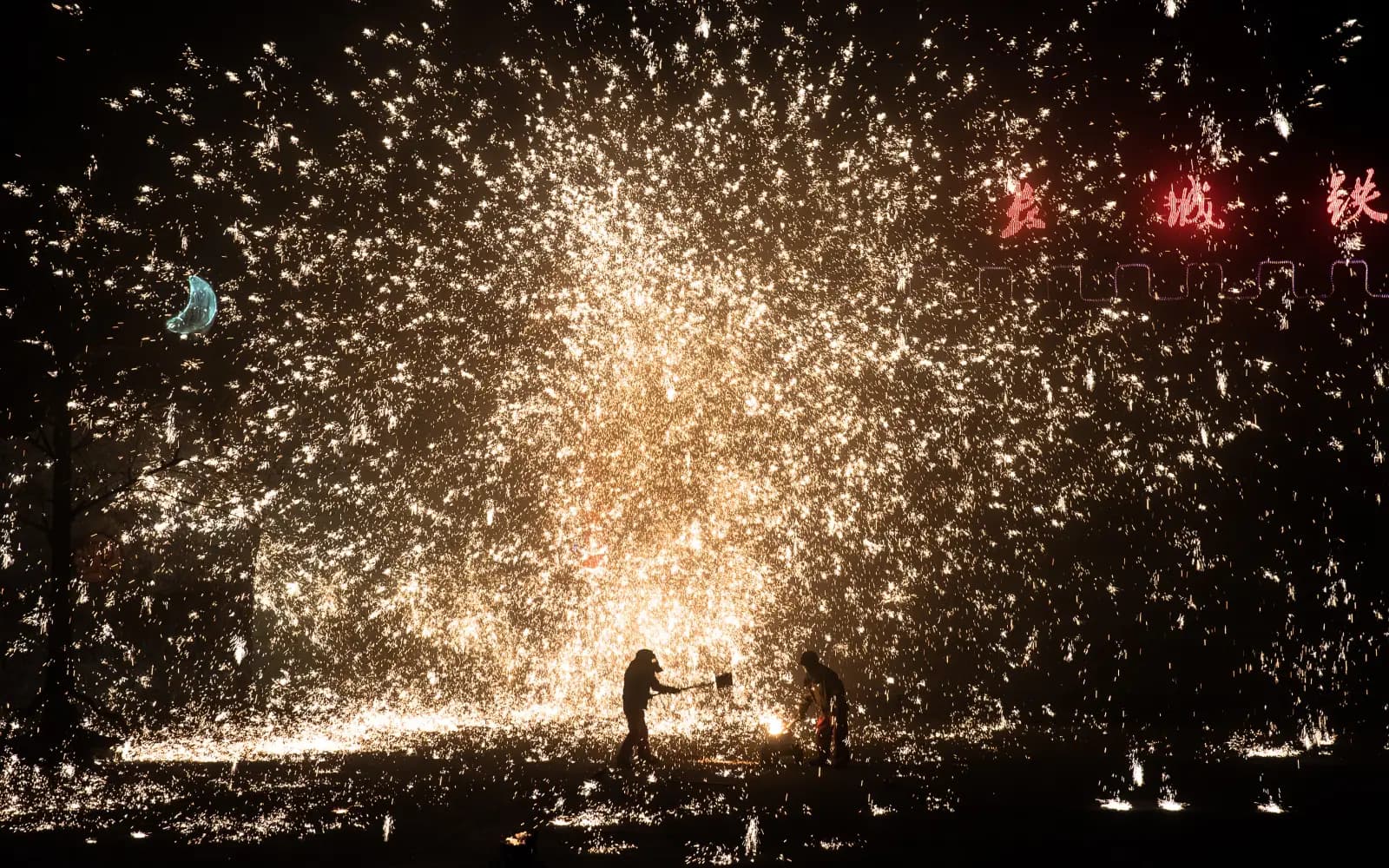 Cover Image for 5 children among victims of fireworks shop explosion