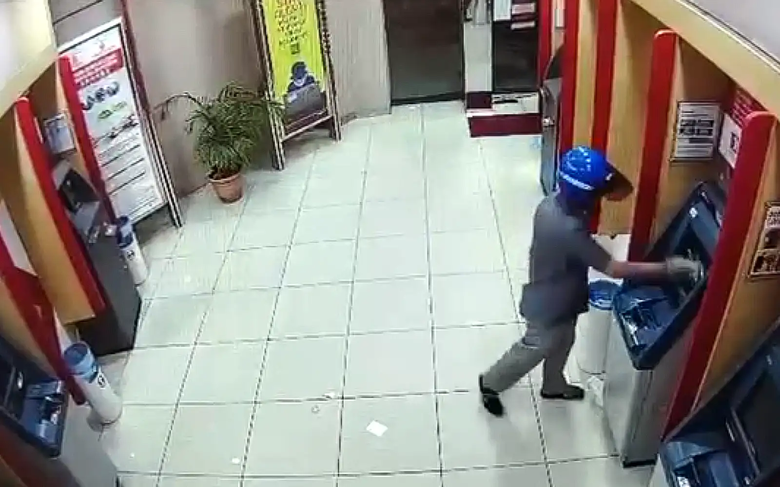 Cover Image for Lelaki pecah 12 skrin ATM diburu