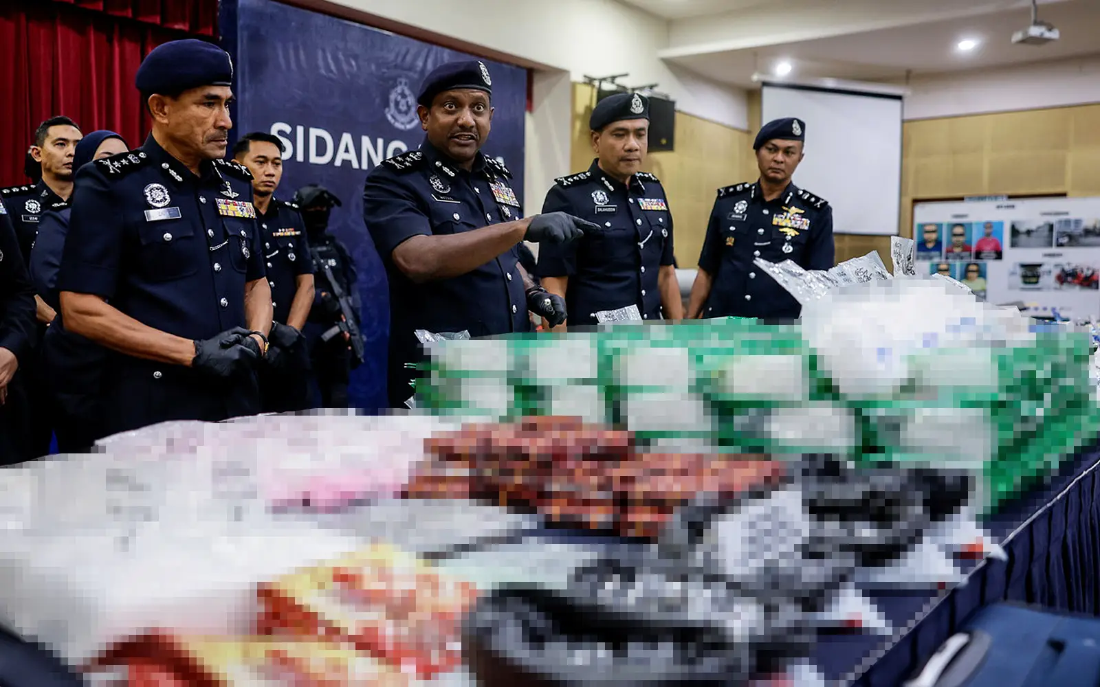 Cover Image for Cops dismantle 2 syndicates, seize drugs worth RM21mil