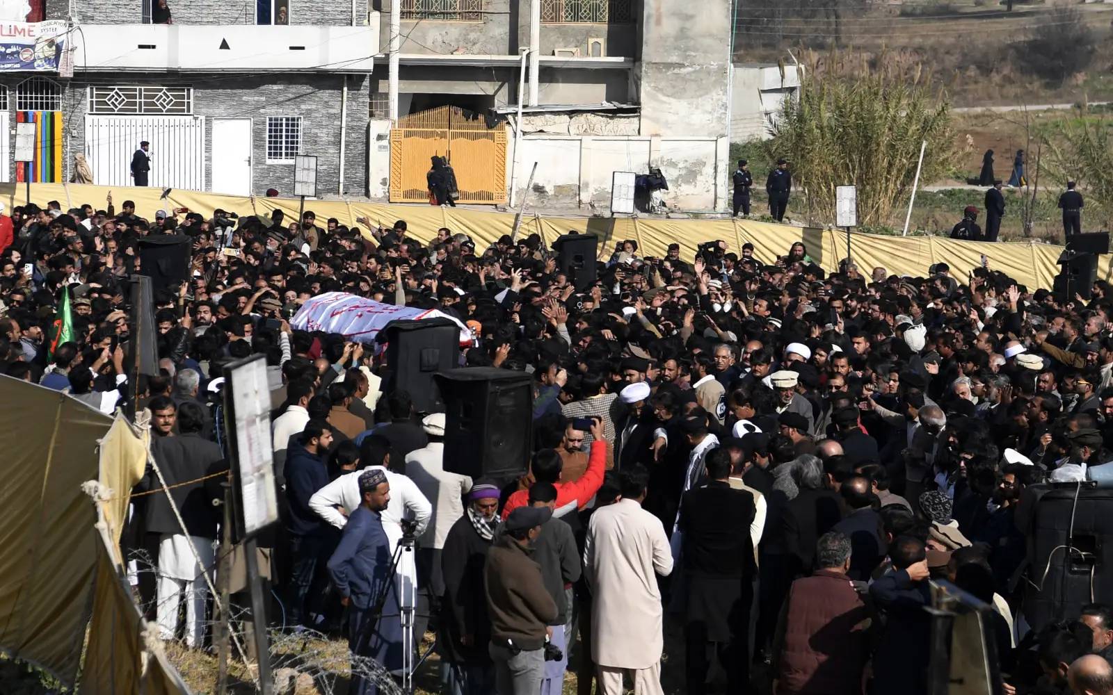 Cover Image for Thousands gather as Pakistan buries victims of mosque suicide attack