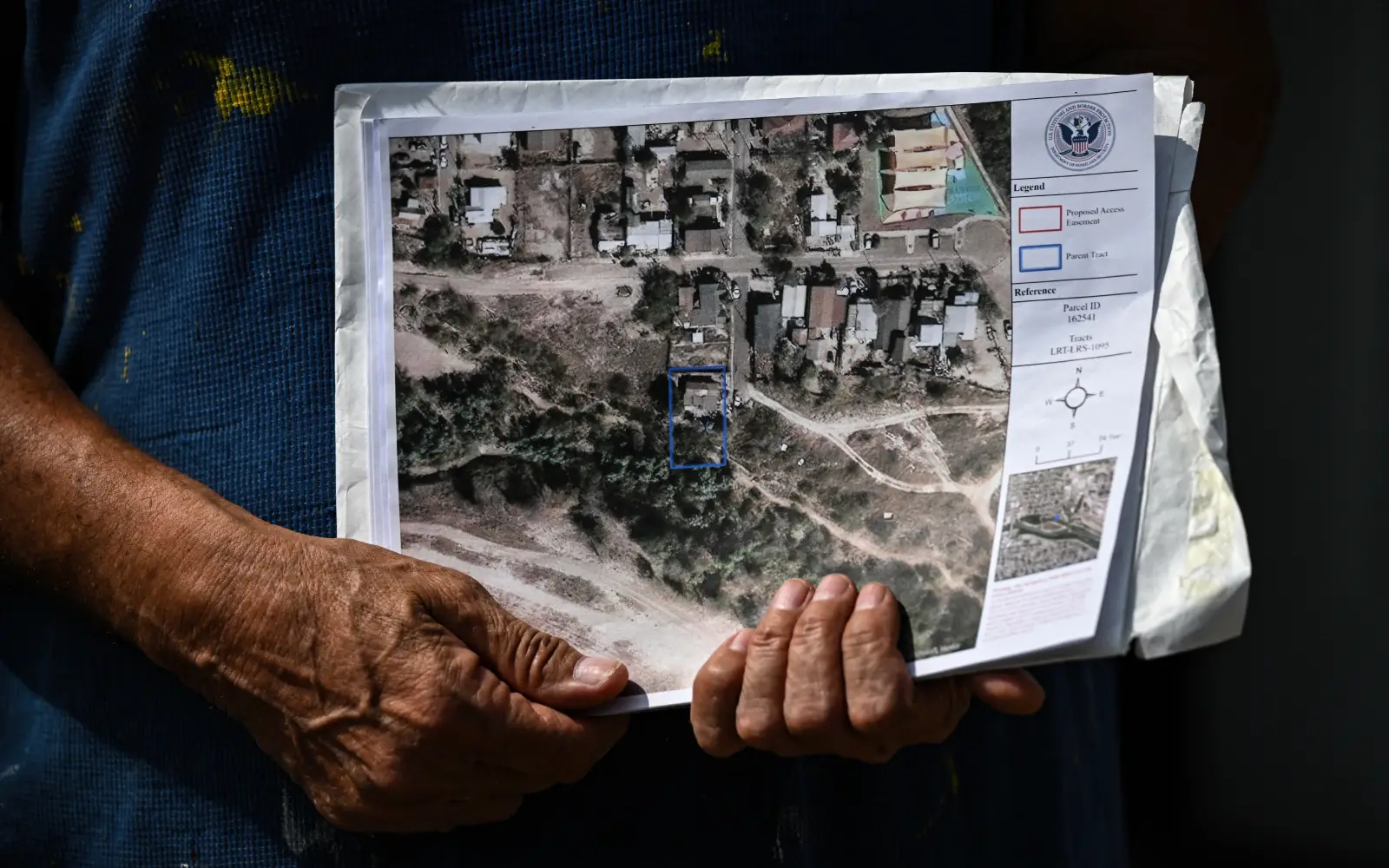 Cover Image for Trump set to seize people’s homes on Mexico border to build wall