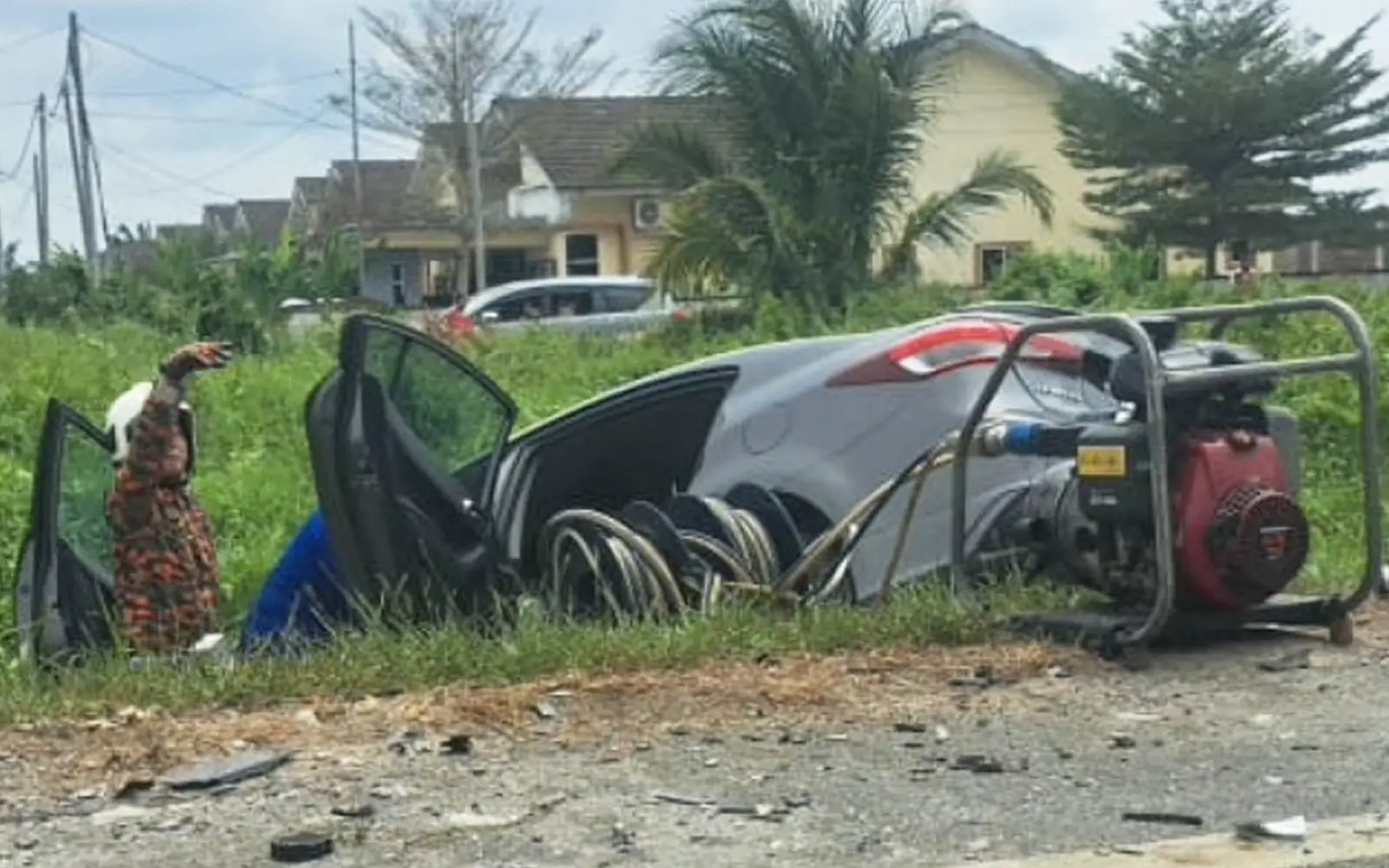 Cover Image for 3 dead, 3 seriously injured in Bagan Datuk lorry-car crash