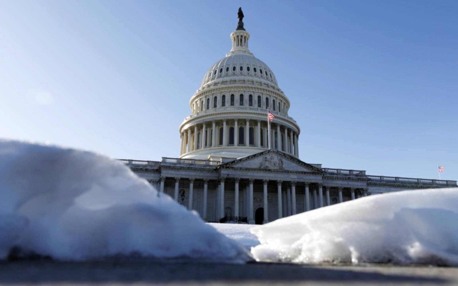 Cover Image for US lawmakers propose comprehensive aviation safety bill after fatal crash