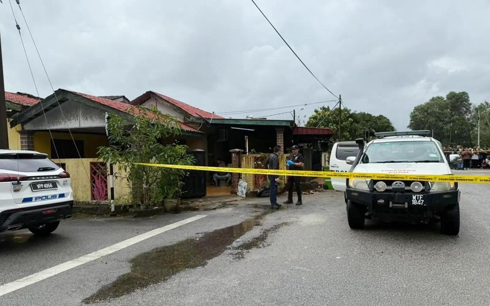 Cover Image for Family of 5 found dead in house, believed to have been murdered