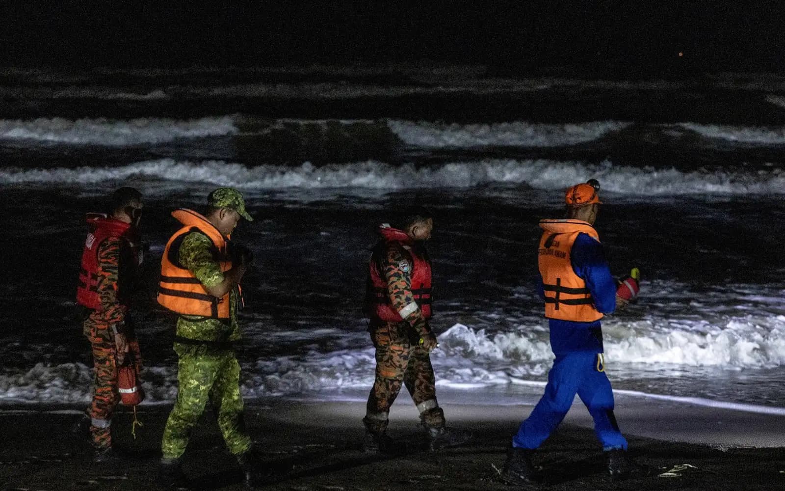 Cover Image for Mayat bomba lemas ditemui, adik masih hilang