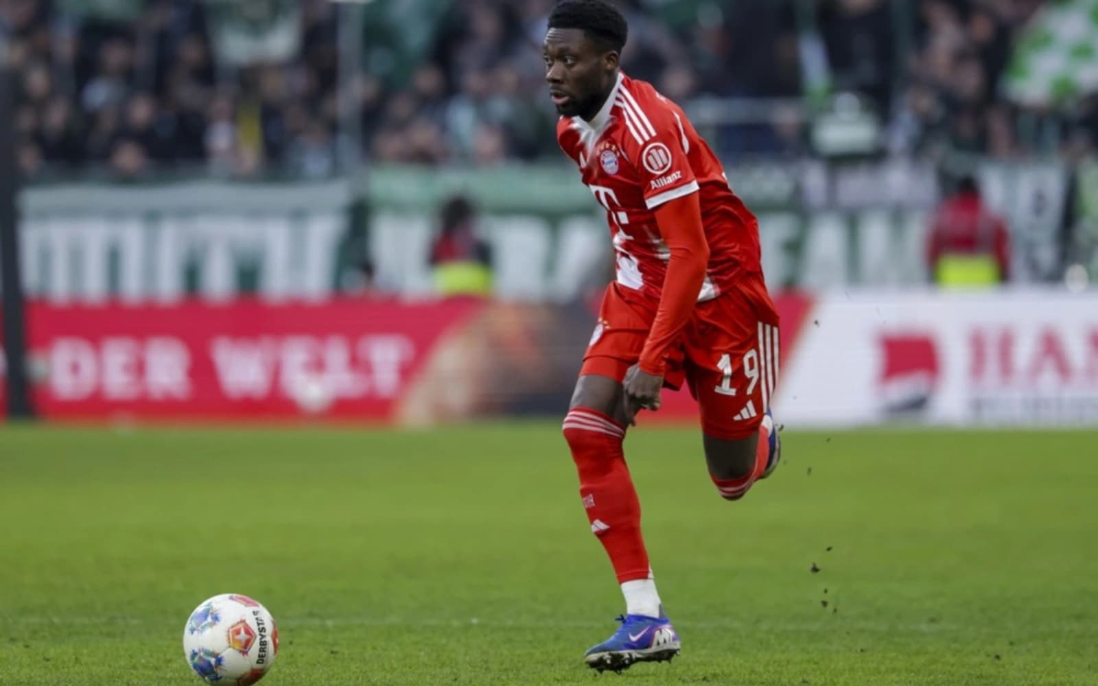 Cover Image for Bayern confirm Davies suffered muscle injury after Frankfurt win