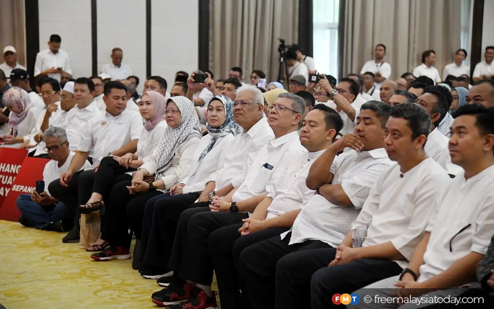 Cover Image for Jadi ‘kuasa ketiga’ beri Hamzah peluang runding semua parti, kata penganalisis