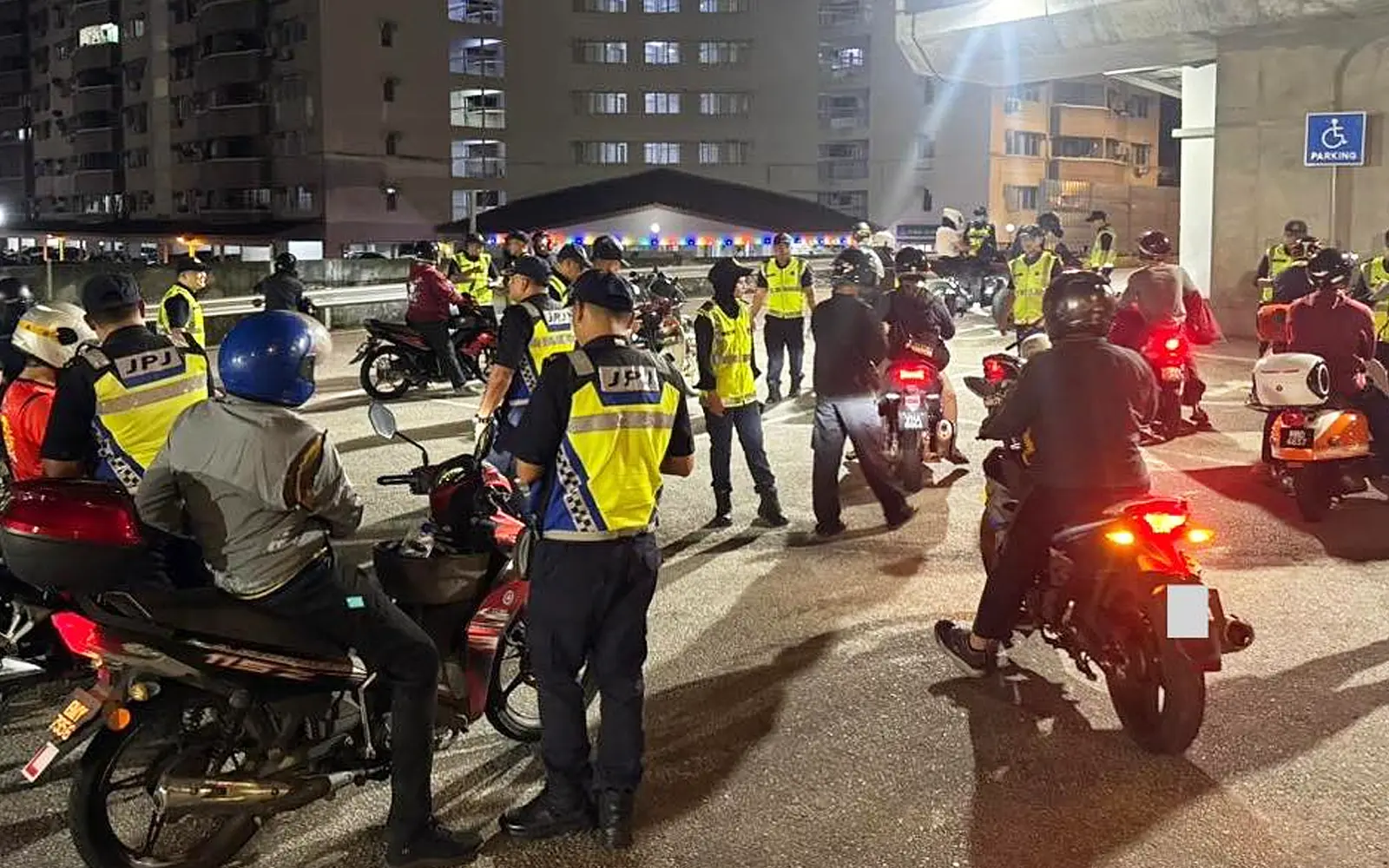 Cover Image for 456 notis, 22 motosikal disita JPJ