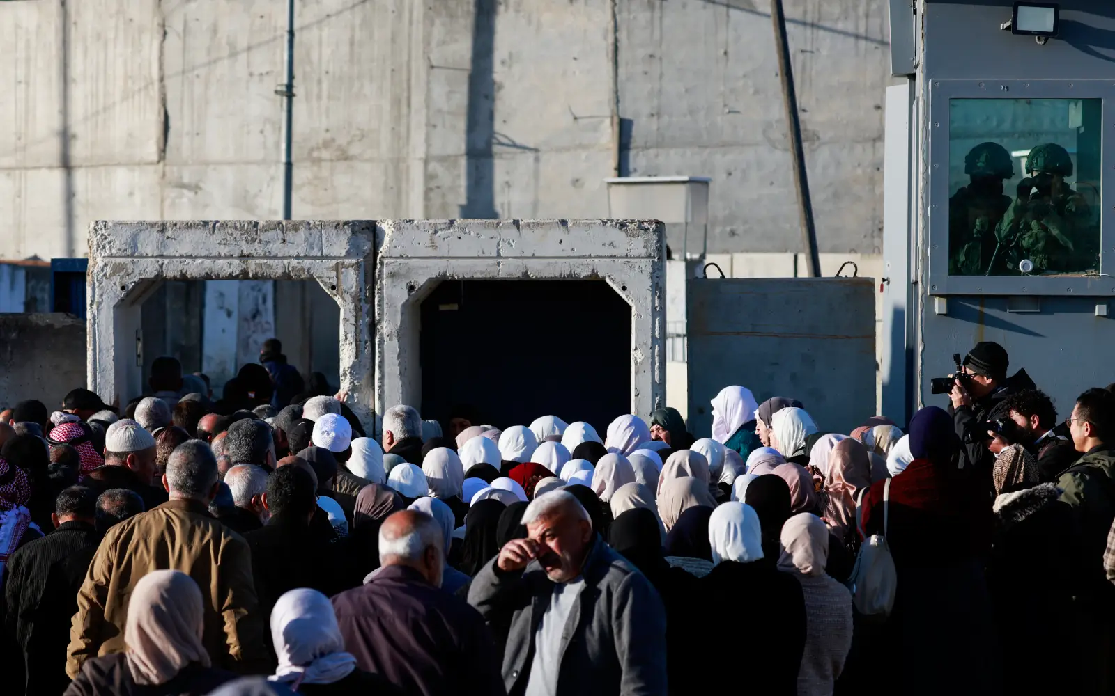 Cover Image for Tens of thousands join for Ramadan’s first Friday prayer in Jerusalem