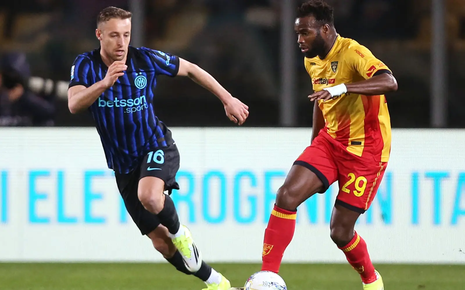 Cover Image for Mkhitaryan, Akanji fire Inter 10 points clear in Serie A