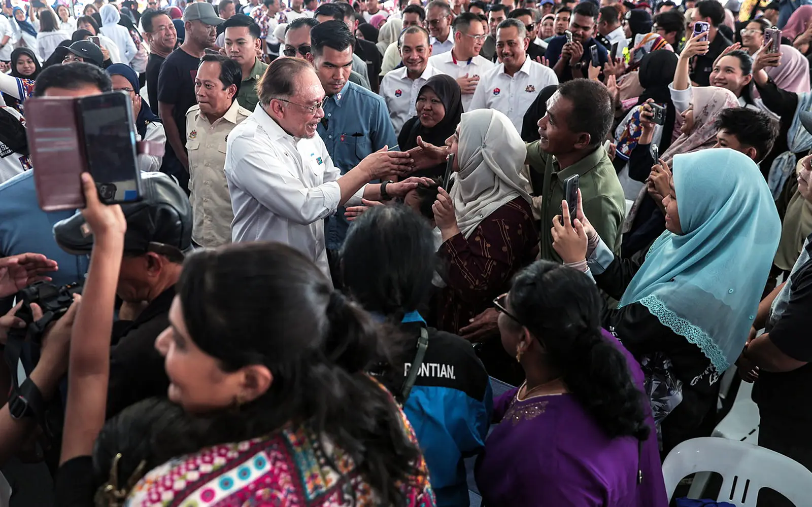 Cover Image for Anwar arah percepat projek kecil di semua daerah
