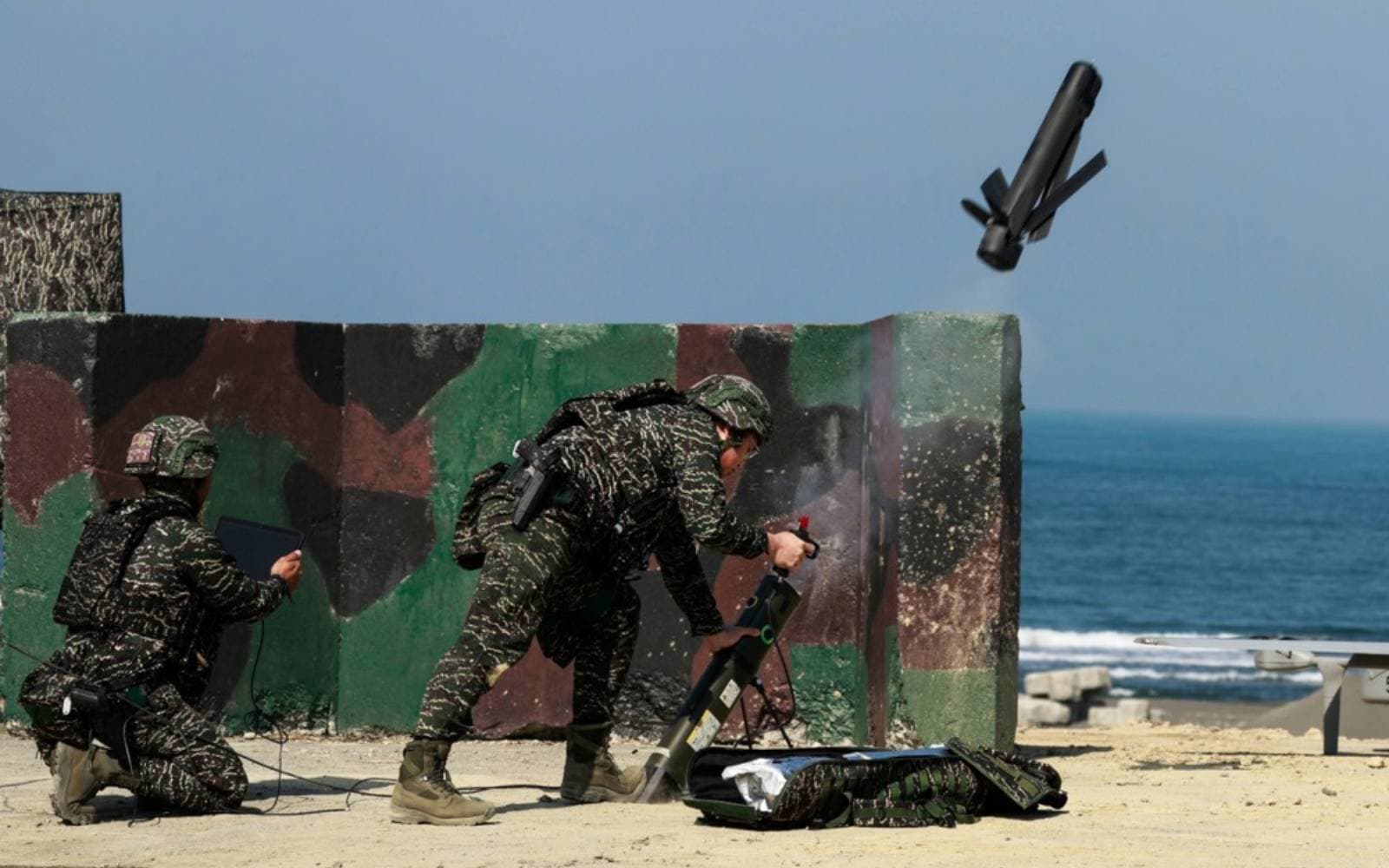 Cover Image for Trump to decide ‘soon’ on sending weapons to Taiwan