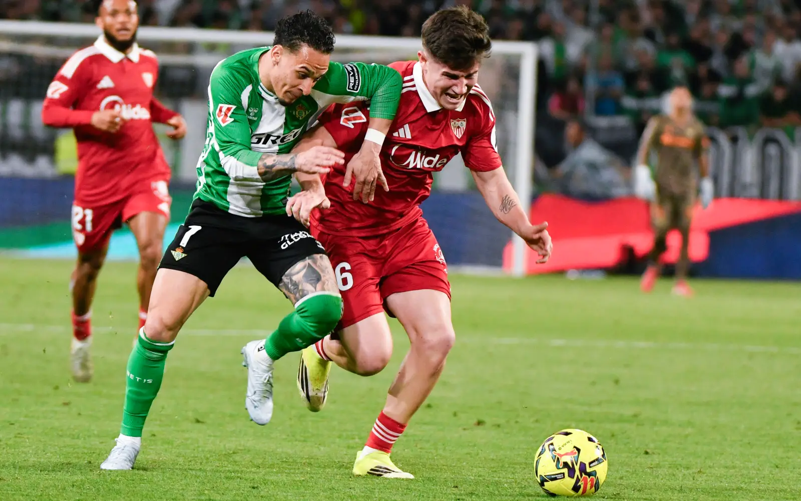 Cover Image for Sevilla rescue derby draw to deal Betis top 4 setback