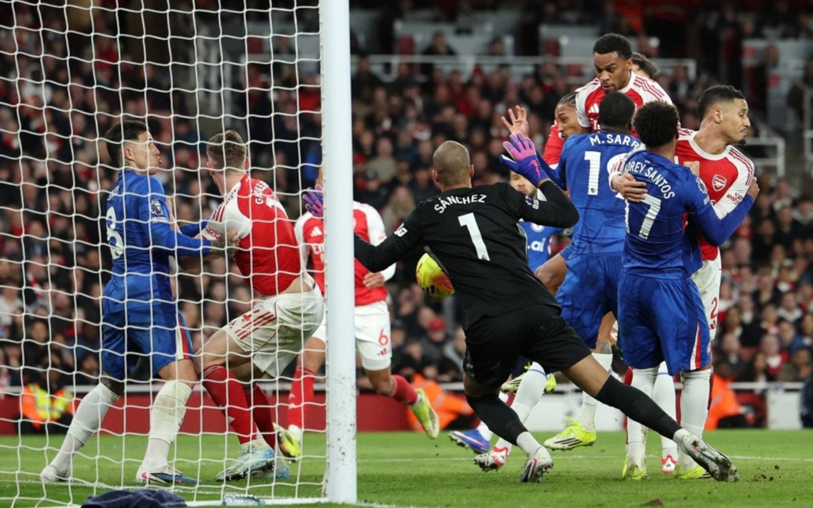 Cover Image for Arsenal corner Chelsea into submission, Man Utd climb to third