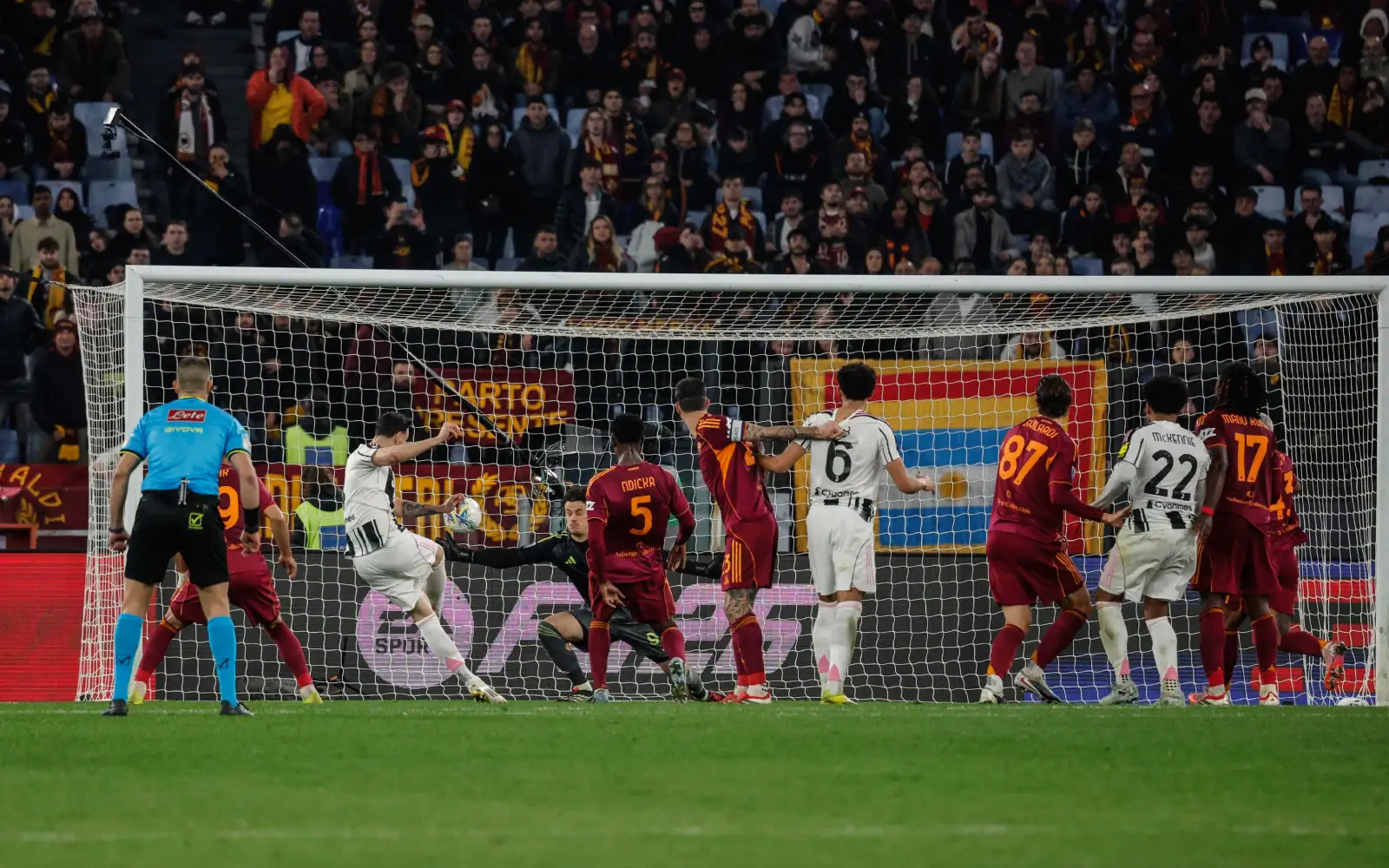Cover Image for Juve stay in Champions League hunt with last-gasp Roma draw
